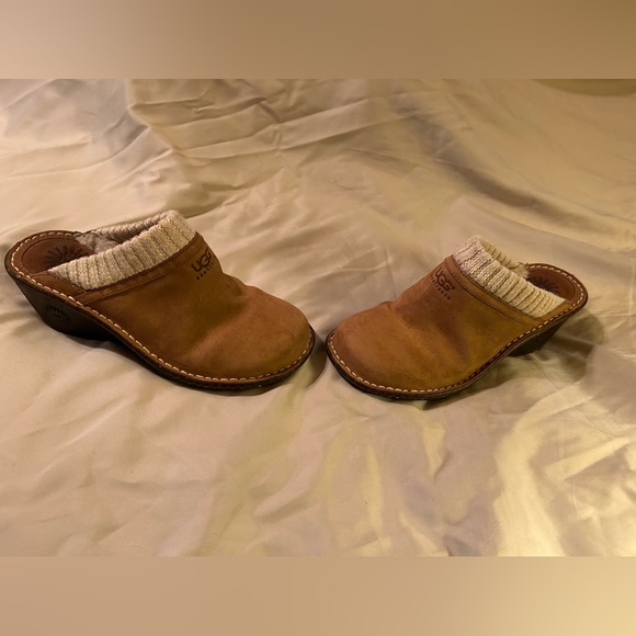 NWOT Women’s Ugg Clogs w Fur Lined Top tiny colored flakes show in sole.Gorgeous - Picture 3 of 6